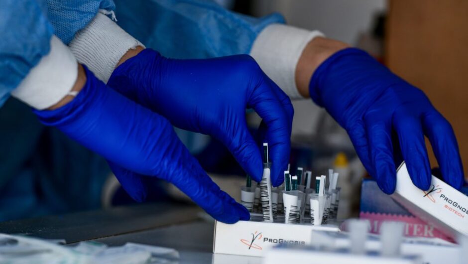 Ο δήμος Νεάπολης-Συκεών καρφώνει την κυβέρνηση εξασφαλίζοντας μοριακά τεστ με 27 ευρώ