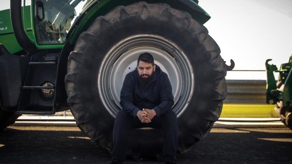 Αγρότες / Με τις μηχανές των τρακτέρ αναμμένες