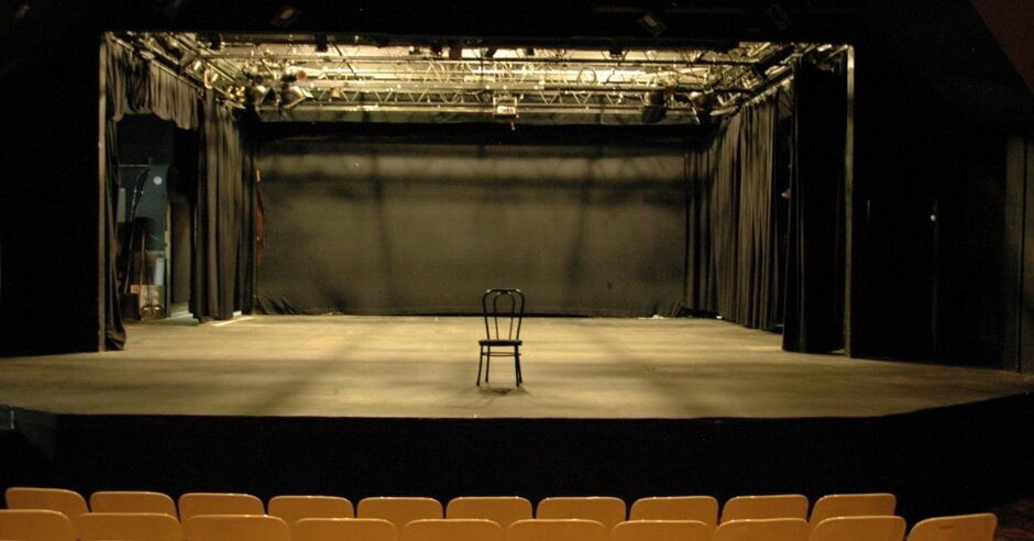 Γνωστός ηθοποιός τηλεφώνησε για βόμβα στο θέατρο που έπαιζε και κατέληξε στο… κρατητήριο