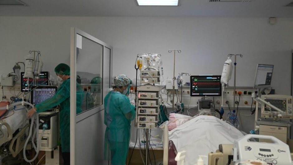 Γιώργος Παυλάκης: Κορύφωση θανάτων τον Απρίλιο – Τα δύσκολα δεν είναι πίσω μας