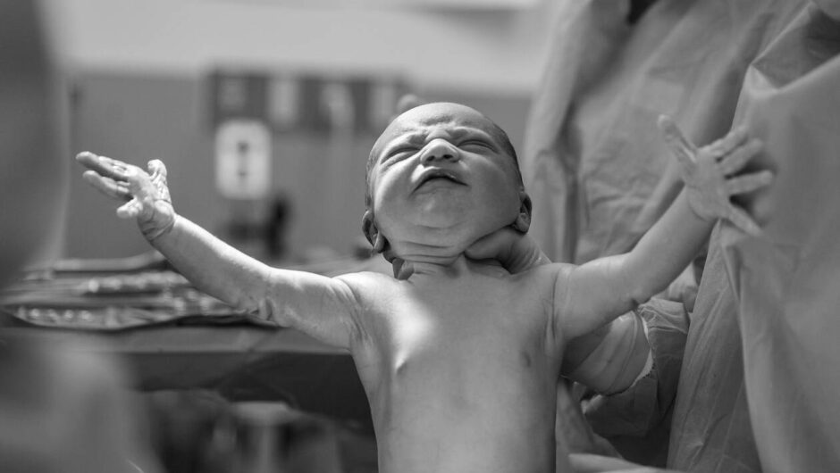 Υπογεννητικότητα: Ελλάδα, η χώρα που «γερνάει» – Τα κίνητρα προς όσους θέλουν να κάνουν οικογένεια