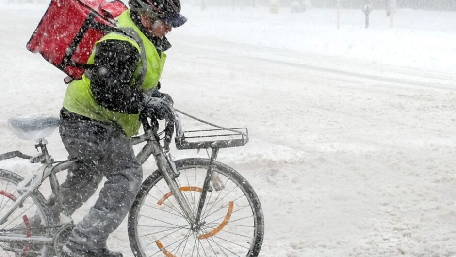 Με τις… ευλογίες του υπουργείου Εργασίας η εργασία των διανομέων στα χιόνια και το πολικό ψύχος!