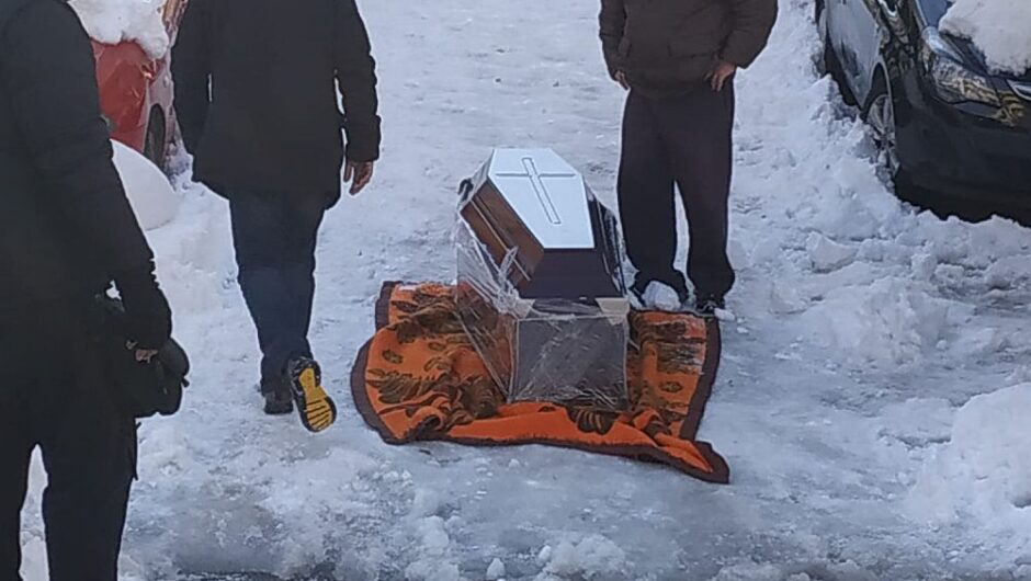 Φέρετρο στο χιόνι στου Ζωγράφου: «Ένιωσα ντροπή και ταπείνωση» λέει ο φωτογράφος