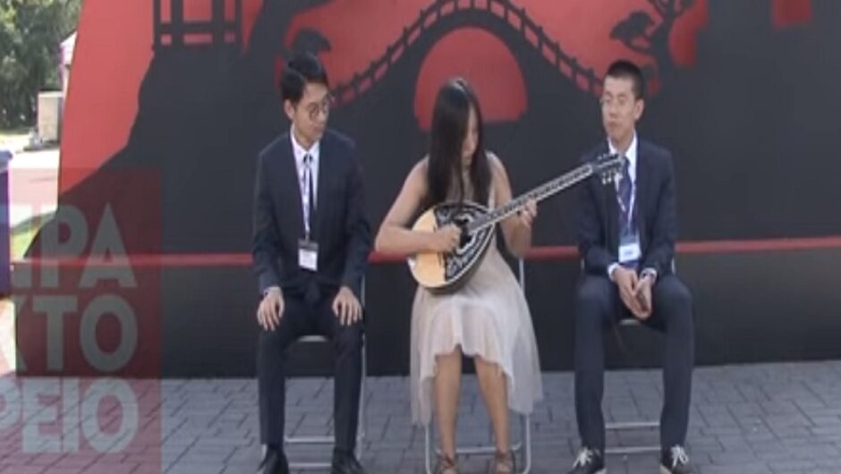 Μία Γιαπωνέζα λατρεύει το ρεμπέτικο και κάνει live στο facebook με οχτώ …γιαπωνέζικα μπουζούκια!