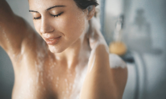 Έγινε viral γιατρός που μας συμβουλεύει (ειδικά τις γυναίκες) να μην κάνουμε αυτό στο ντους!