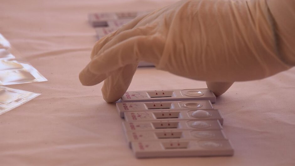 Αποκαλύψεις – φωτιά: «Τα rapid test κοστίζουν χονδρική 80 λεπτά» – «Η μάσκα KN-95 μόλις 8 λεπτά η μία»