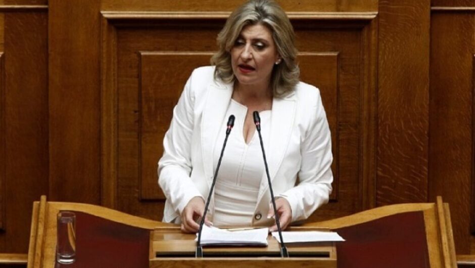 Ε. Λιακούλη: «Η Κυβέρνηση απολύει συμβασιούχους και δεν προσλαμβάνει μονίμους, για να αναθέσει σε ιδιώτες»