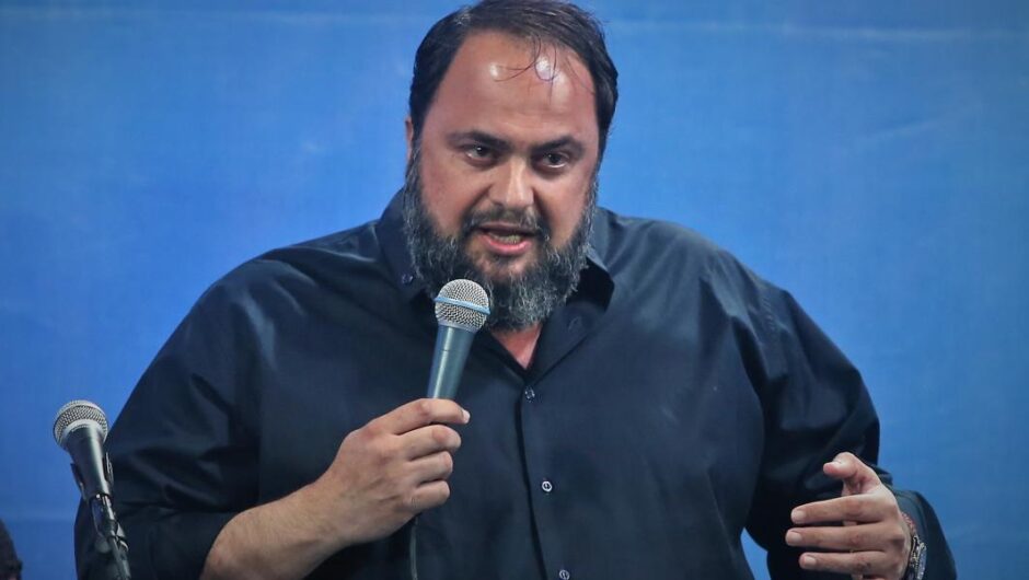 Μια ανθοδέσμη για τον Βαγγέλη Μαρινάκη