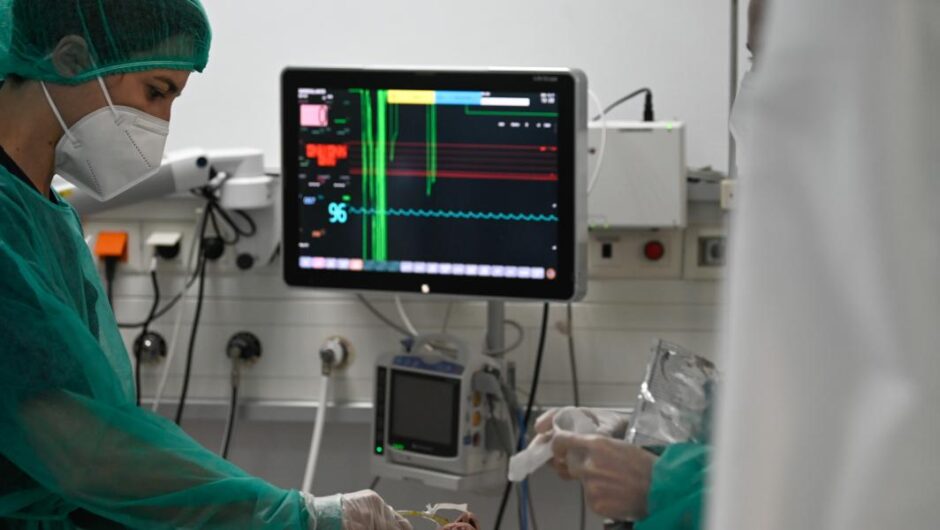 Κορωνοϊός / Διασωληνωμένοι εκτός ΜΕΘ σε πρόχειρους αναπνευστήρες 122 ασθενείς