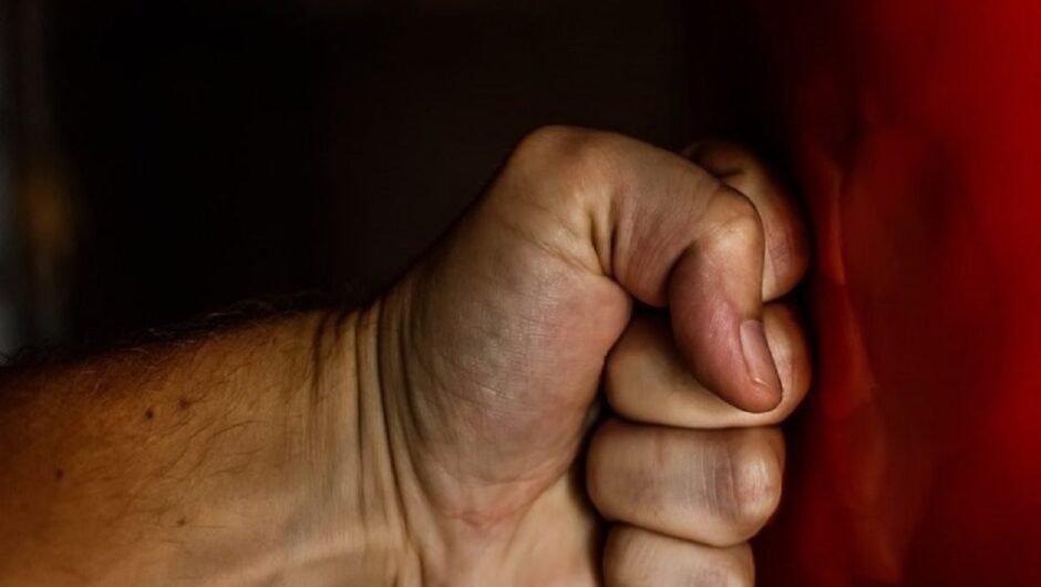 Λάρισα: Χτύπησε γυναίκα με γροθιές και κλωτσιές για μια θέση στάθμευσης