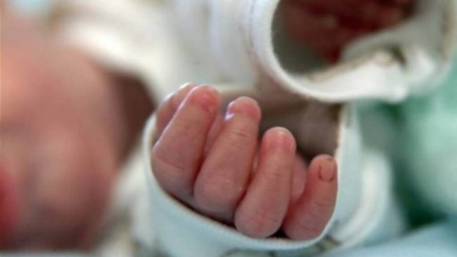 Εγκαταλελειμμένο μωρό βρέθηκε σε παιδική χαρά στο Χαλάνδρι