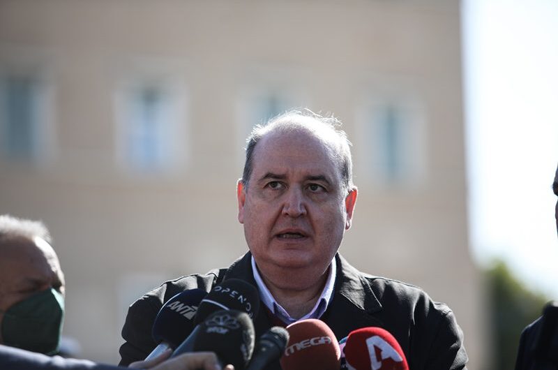 Νίκος Φίλης: «Έκκληση να παραταθούν για λίγες ημέρες οι σχολικές διακοπές»