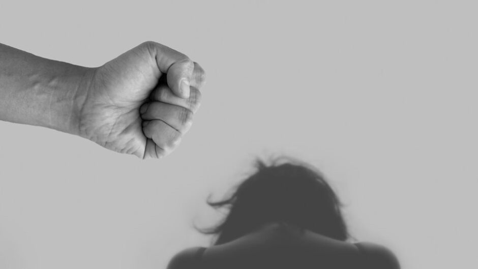 Ενδοοικογενειακή βία: Το προφίλ του θύτη – Η επιβάρυνση των lockdown