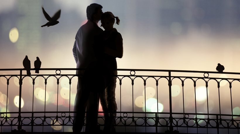 Οι 5 γλώσσες αγάπης που παραμένουν διαχρονικές και κρύβουν την ουσία της σχέσης