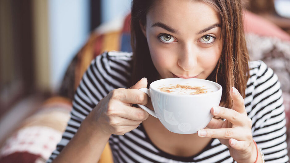 Πράσινο τσάι ή καφές: Πόση καφεΐνη έχει το καθένα – Ποιο ρόφημα είναι καλύτερο για την υγεία