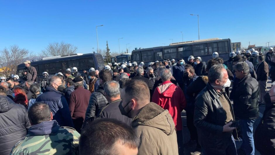 Αγρότες από κόμβο Νίκαιας: «Θέλουμε πολιτικές λύσεις – Τα προβλήματα δεν λύνονται με τα ΜΑΤ» (φωτ. & βίντεο)