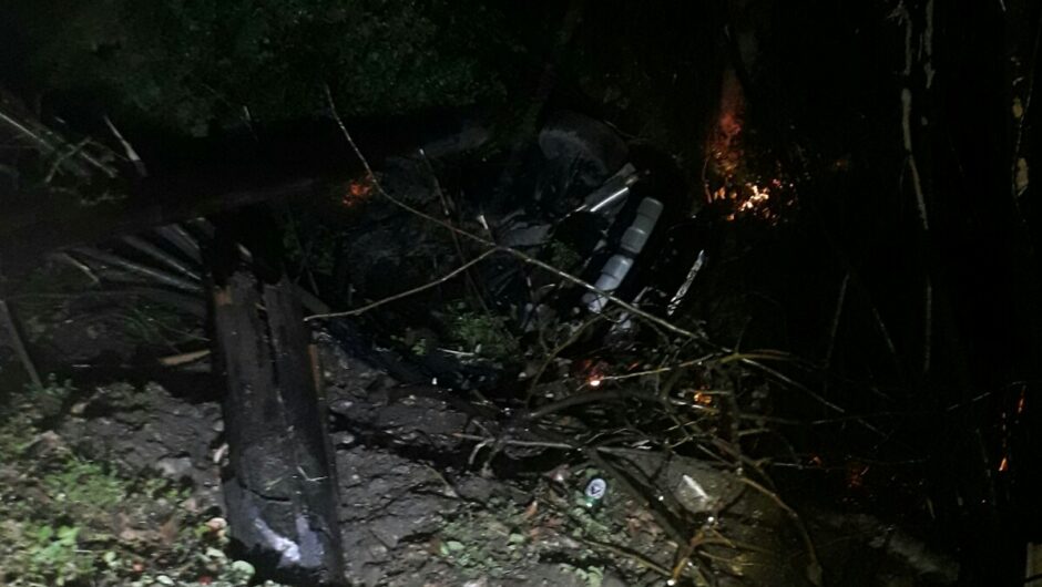 Αυτοκίνητο καρφώθηκε σε κολώνα έξω από την Καλαμπάκα – Βυθίστηκε στο σκοτάδι η πόλη