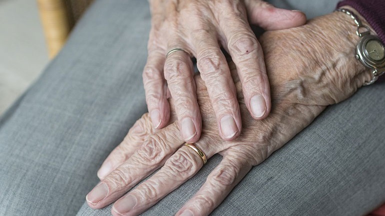 Λαμία: Πως οι απατεώνες πήραν 9.000€ από τη γιαγιά