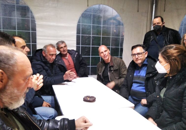 Στο μπλόκο της Νίκαιας ο Γιάνης Βαρουφάκης (φωτ.& βίντεο)