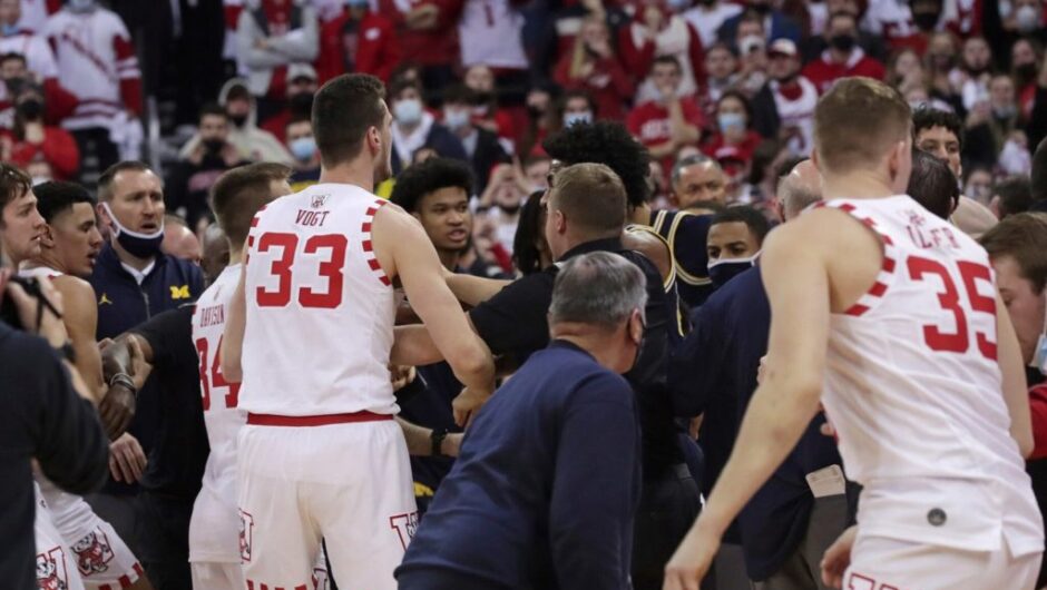 Μπάσκετ: Σε ρινγκ μετατράπηκε το γήπεδο στο κολεγιακό πρωτάθλημα (βίντεο)