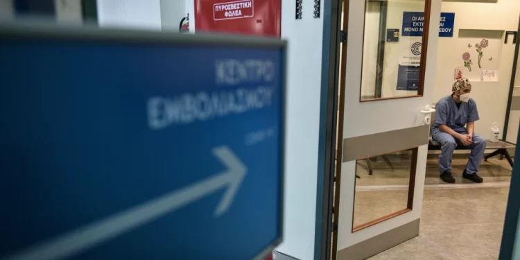 Περίπου 300.000 ανεμβολίαστοι θα είναι οι πλέον ευάλωτοι σε ένα νέο επιδημικό κύμα