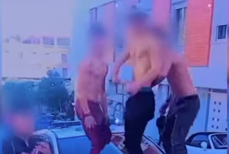 Χαμός με βίντεο στο Tik Tok: «Ποζάρουν» προκλητικά στο καπό περιπολικού