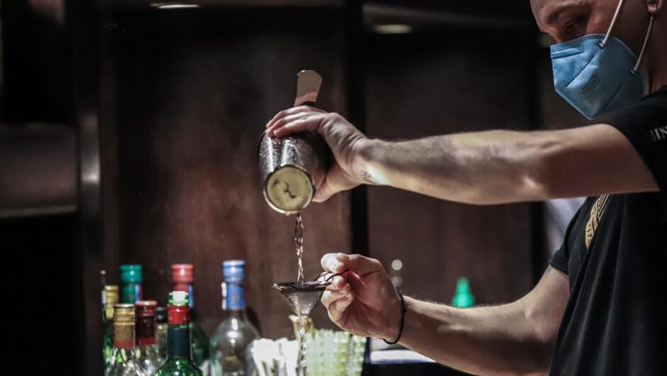 Κορωνοϊός / Άνευ όρων παράδοση με δεκάδες θανάτους την ημέρα