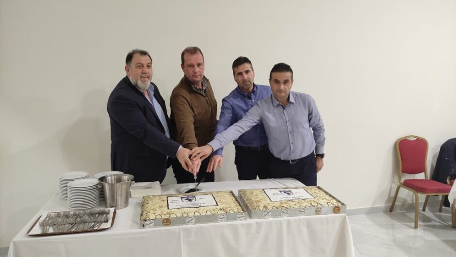 Λάρισα: Κοπή πίτας με κέφι και χαμόγελα για τους διαιτητές ποδοσφαίρου (φώτο)