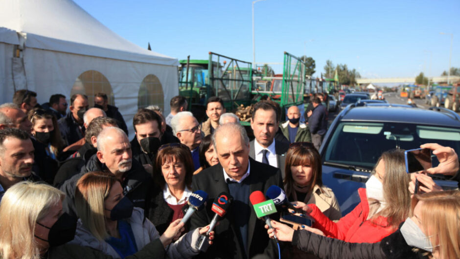 Λάρισα: Στο μπλόκο της Νίκαιας ο Κυριάκος Βελόπουλος – «Θα πέσει πείνα τα επόμενα χρόνια»
