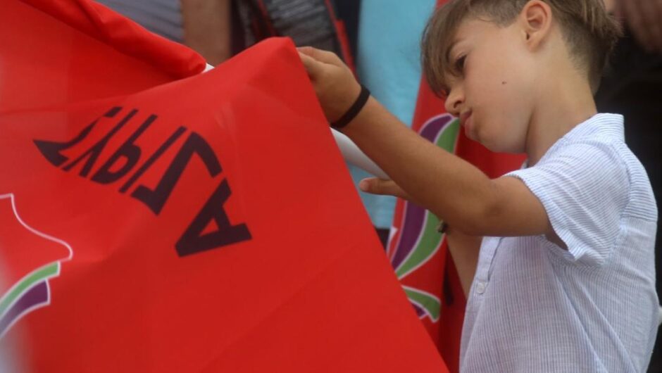 Μήπως σταματήσαμε να αρέσουμε στους νέους;