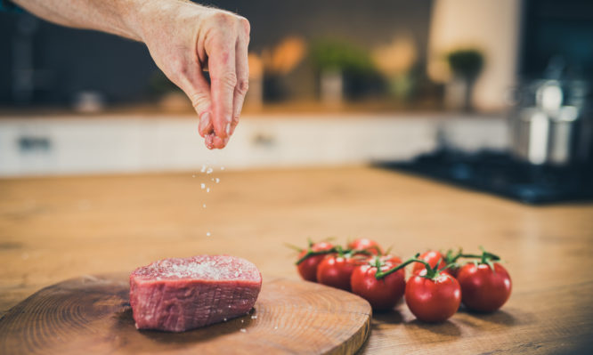 Επτά τρόποι για να μειώσετε το αλάτι (αλλά όχι τη γεύση) στο φαγητό σας