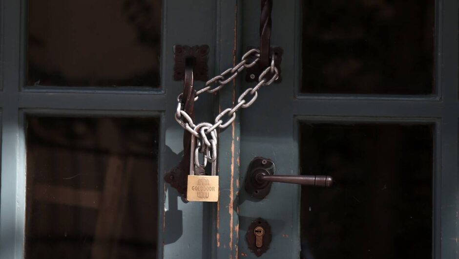 Η ακρίβεια φέρνει τα πρώτα λουκέτα σε επιχειρήσεις – Κραυγή αγωνίας από την αγορά