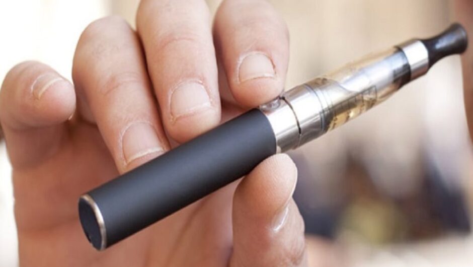 Και το ηλεκτρονικό τσιγάρο αυξάνει τον κίνδυνο ουλίτιδας