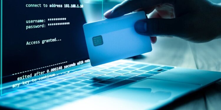 Της πήρε 18.000 ευρώ από τον λογαριασμό παριστάνοντας τον λογιστή