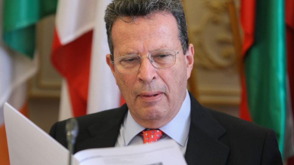 Γιώργος Κύρτσος / Ειρωνεύεται τον Σταϊκούρα και τον Σκυλακάκη