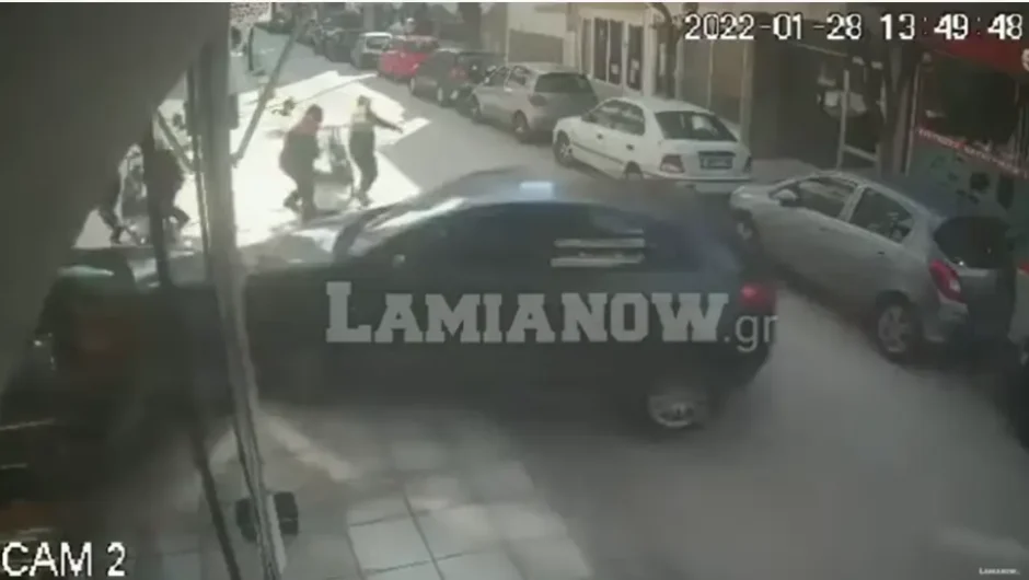 Σοκαριστικό τροχαίο στην Αλεξανδρούπολη: Οδηγός έχασε τον έλεγχο και «καρφώθηκε» σε τζαμαρία -Δείτε βίντεο