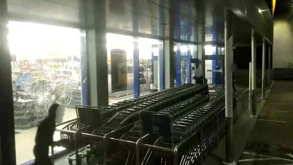 Lidl: Ο Ρουβίκωνας έσπασε με βαριοπούλες το σούπερ μάρκετ όπου συνελήφθη η ηλικιωμένη