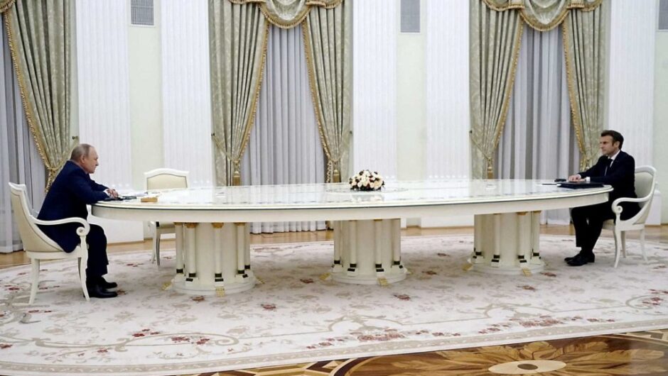 Reuters: Ο Μακρόν έκατσε μακριά από τον Πούτιν για να μην του δώσει πρόσβαση στο DNA του