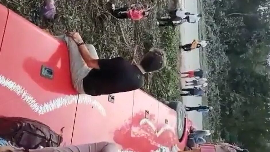 Σοκαριστικό πολύνεκρο τροχαίο στο Μεξικό – Συγκλονιστική στιγμή με επιβάτες να ζητούν βοήθεια (Video)