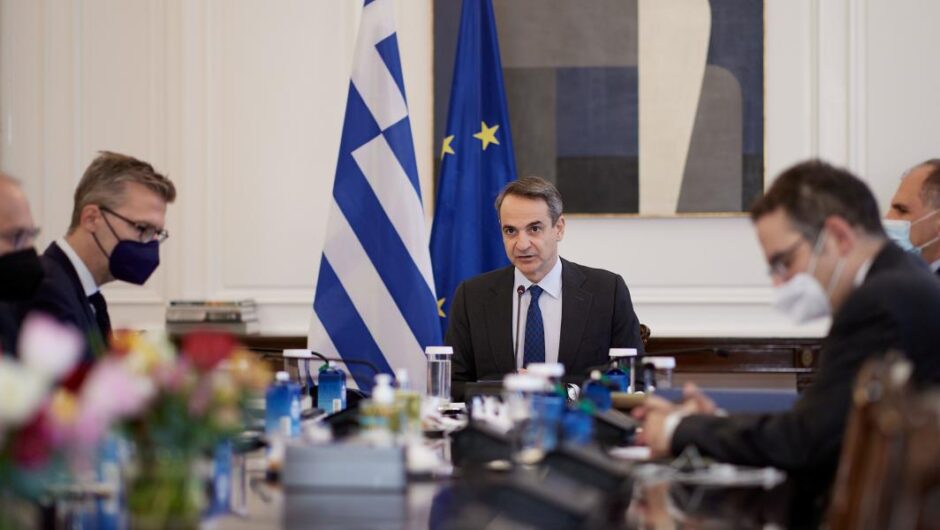 Τέτοιοι ανήθικοι (να) είμαστε, αλλά (να) μην το λέμε