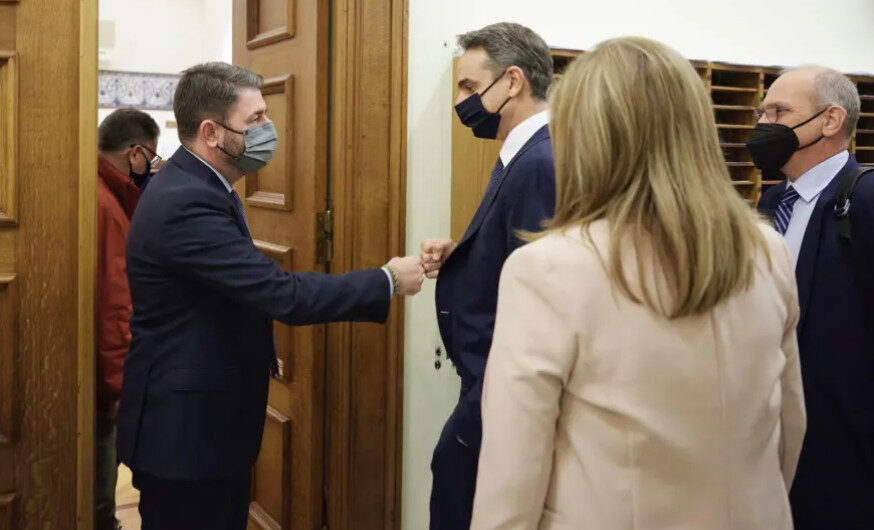 Γιατί ο Ανδρουλάκης γίνεται στόχος της ΝΔ: Τι φοβάται ο Μητσοτάκης – Πώς ερμηνεύουν στο ΚΙΝΑΛ τις «γαλάζιες» επιθέσεις
