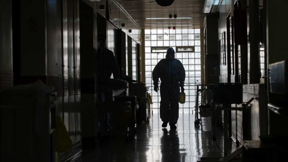 Κορονοϊός: Γιατί οι ασθενείς καθυστερούν να πάνε στο νοσοκομείο – Τρίτη χειρότερη στην Ευρώπη σε θανάτους η Ελλάδα