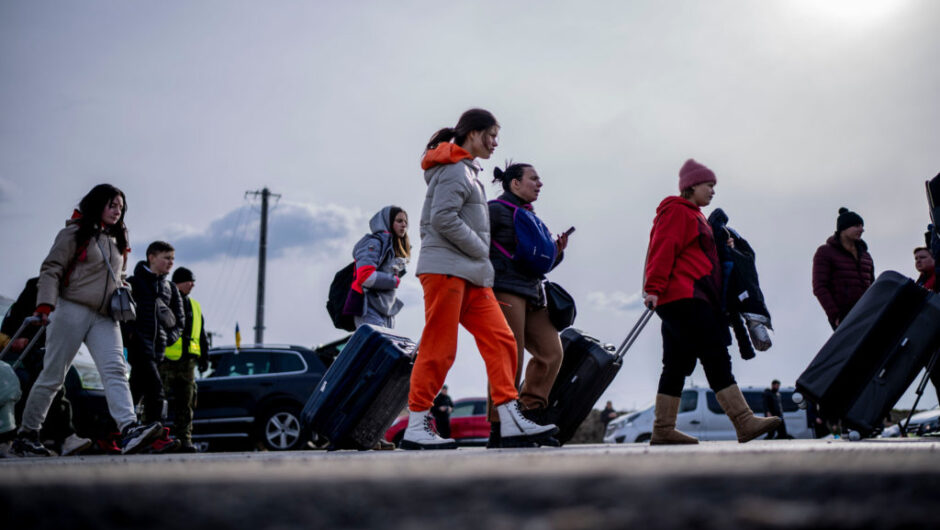 Στην Αθήνα οι πρώτοι πρόσφυγες από την Ουκρανία (βίντεο)