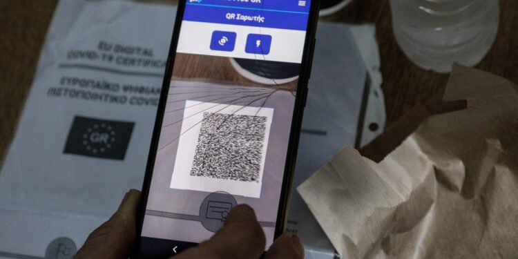 Ανεμβολίαστοι από Δευτέρα όσοι δεν έχουν κάνει τρίτη δόση στο 7μηνο – Μπαίνουν σε μίνι lockdown