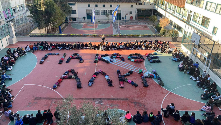 Θεσσαλονίκη – Δολοφονία 19χρονου: Το μήνυμα «Για κάθε Άλκη» σχημάτισαν μαθητές με τις τσάντες τους