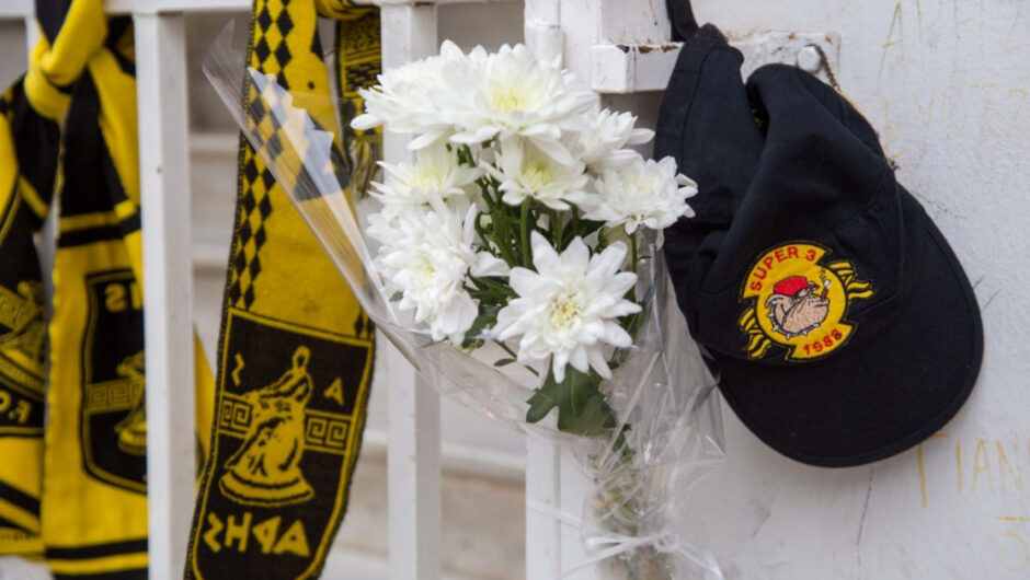 Μια μάνα κλαίει το παιδί της και μια Ελλάδα κρύβει τη ντροπή της