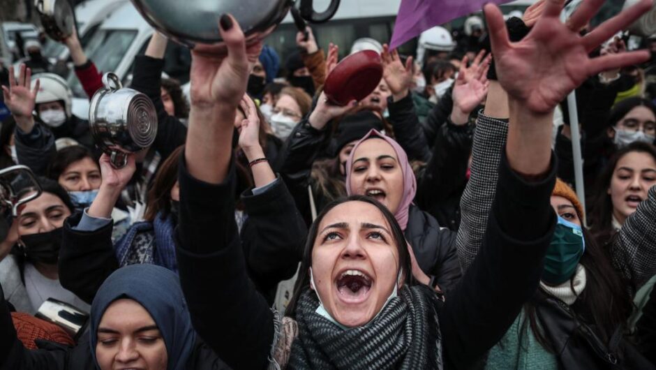 Τουρκία / Με κατσαρόλες στα χέρια γυναίκες διαδήλωσαν κατά της ακρίβειας