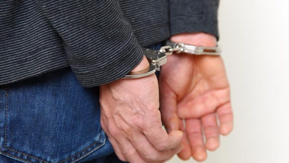 Λάρισα: Συνελήφθη γυναίκα και ανήλικος για διάρρηξη και κατοχή ναρκωτικών