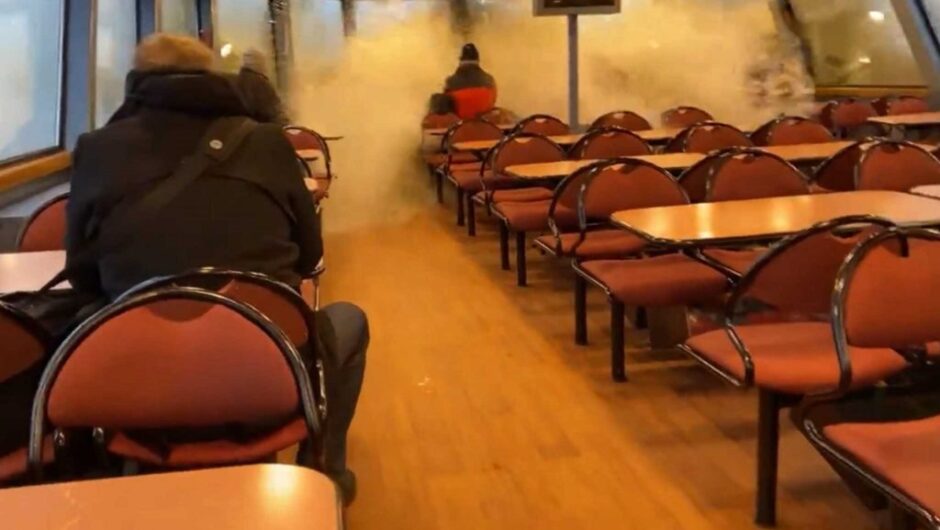 Γερμανία: Τα κύματα σπάνε τα τζάμια και το φέρι πλημμυρίζει – Απίστευτο βίντεο