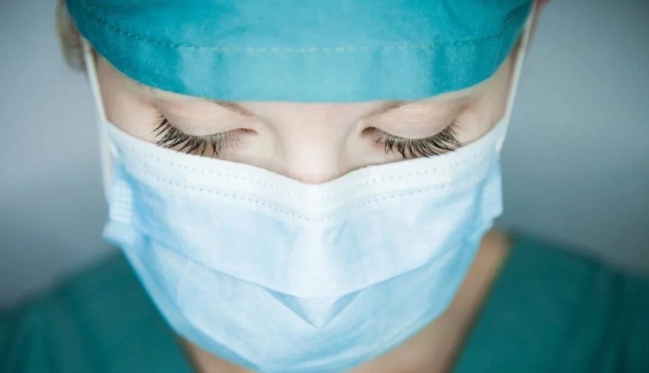 Συγκλονίζει η επιστολή των υγειονομικών που μπήκαν σε αναστολή: «H δική μας τιμωρία έχει βαριές επιπτώσεις για τη δημόσια υγεία»